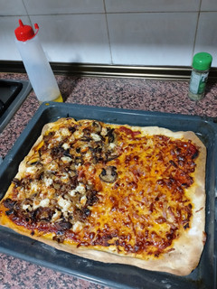 Una foto de Pizza de gambones y bacon