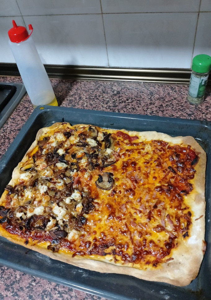 Una foto de Pizza de gambones y bacon