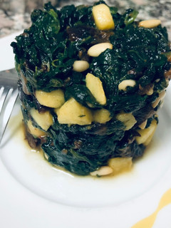 Una foto de Revuelto de espinacas con manzana, ciruelas pasas y piñones