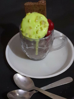 पिस्ता आइसक्रीम विद वेफर्स (Pista ice cream with wafers recipe in Hindi) रेसिपी मुख्य फोटो