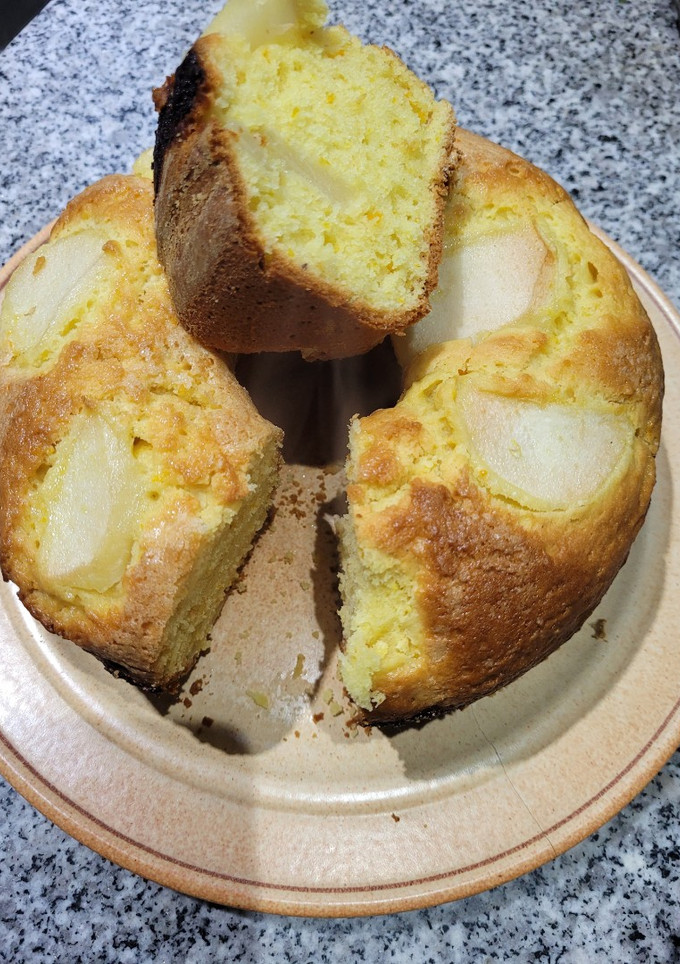 Una foto de Torta rápida de naranja y pera