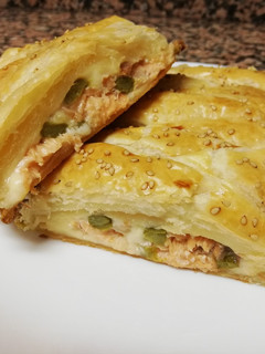 Una foto de Salmón hojaldrado al horno con espárragos verdes y queso fundido