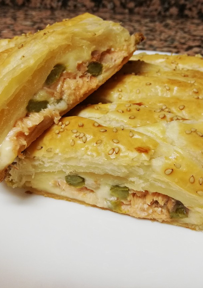 Una foto de Salmón hojaldrado al horno con espárragos verdes y queso fundido