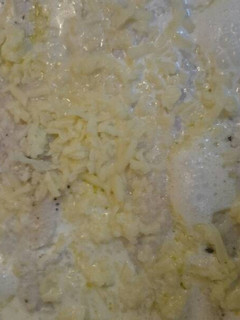 Una foto de Rosada al limón con salsa de queso
