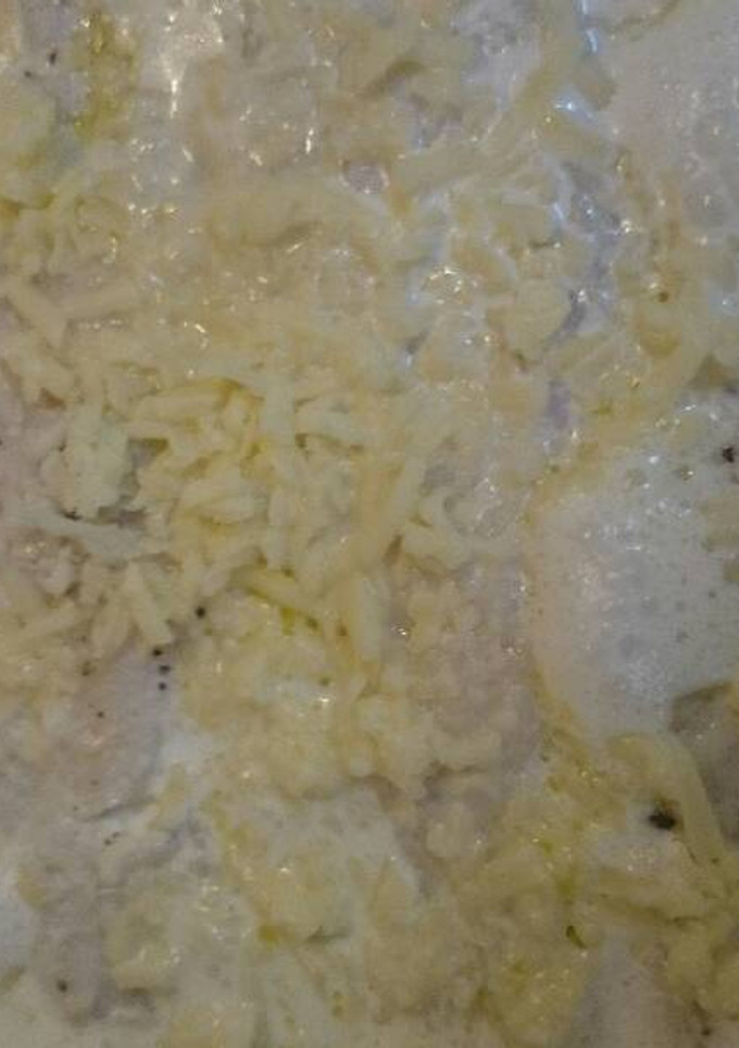 Una foto de Rosada al limón con salsa de queso