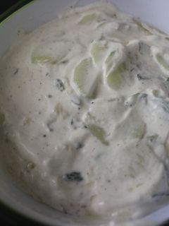 Una foto de Pepino con yogurt griego