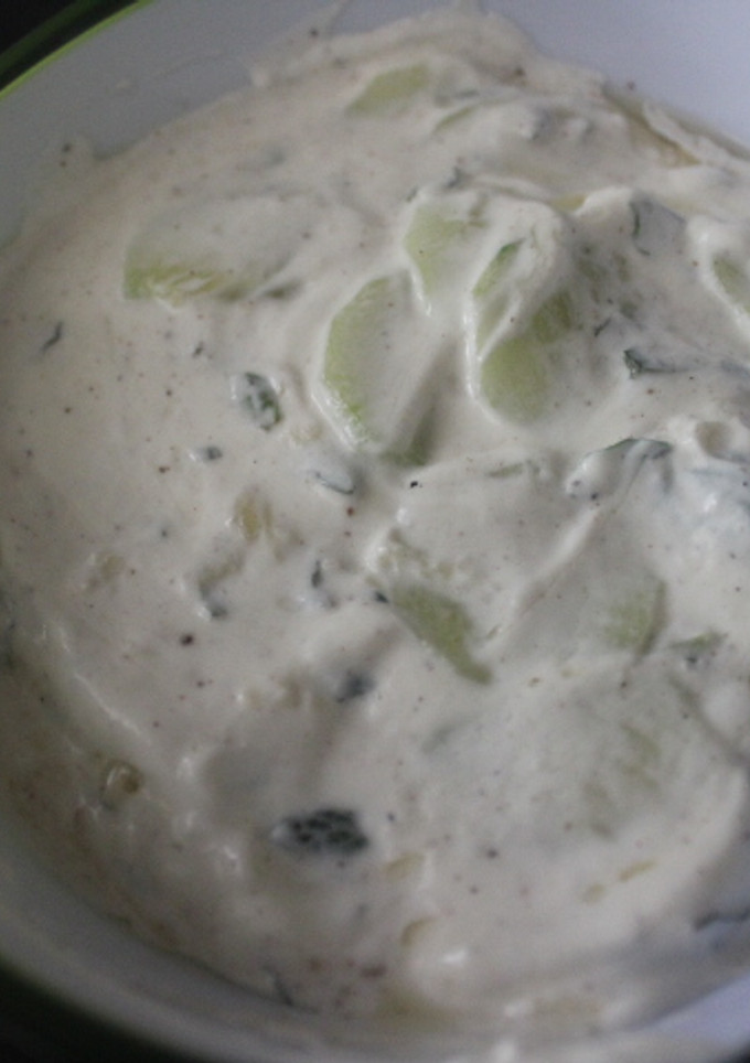 Una foto de Pepino con yogurt griego