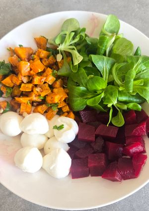 Une photo de #GamelleduMidi - Salade de patate douce, betterave et mini mozza