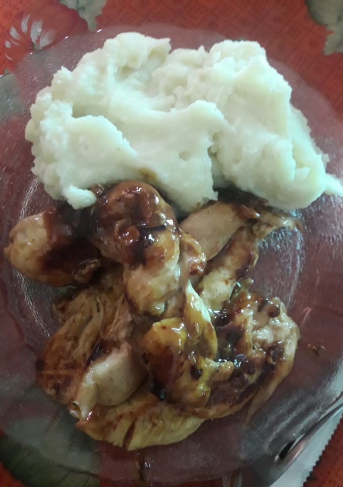 Una foto de Pechuguitas de pollo sabrosas con puré de papa