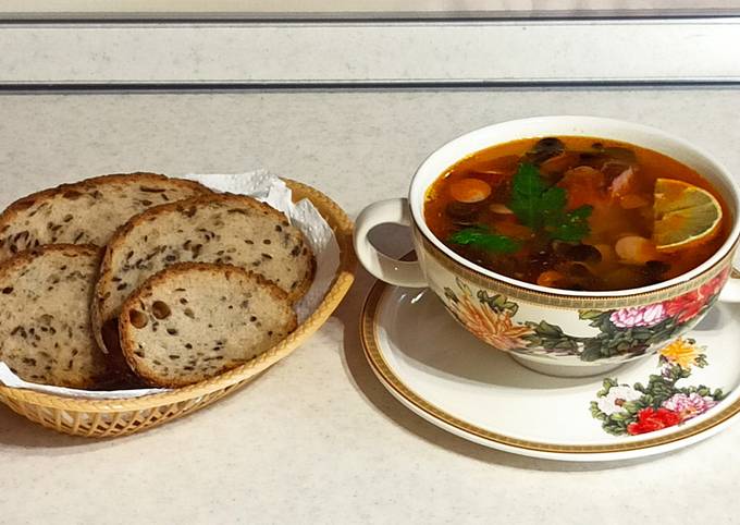 Сборная классическая солянка с копчеными ребрышками