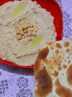 صورة لوصفة مسبحة الحمص بصلصة الطماطم😋