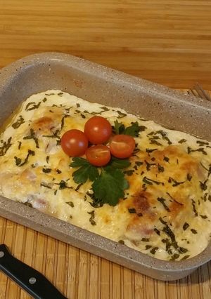 Fokhagymás tejföllel sült sonkás-baconös-sajtos csirkemell recept fotója