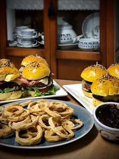 Una foto de Cena norteamericana: Hamburguesas caseras con aros de cebolla y salsa barbacoa
