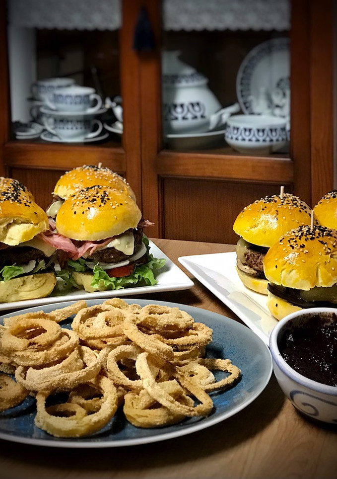 Una foto de Cena norteamericana: Hamburguesas caseras con aros de cebolla y salsa barbacoa