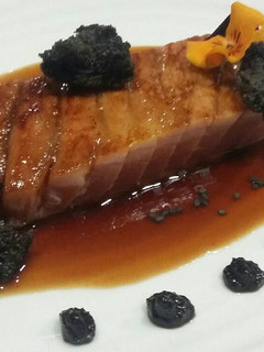 Una foto de Ventresca de atún al teriyaki y caramelo de aceitunas negras