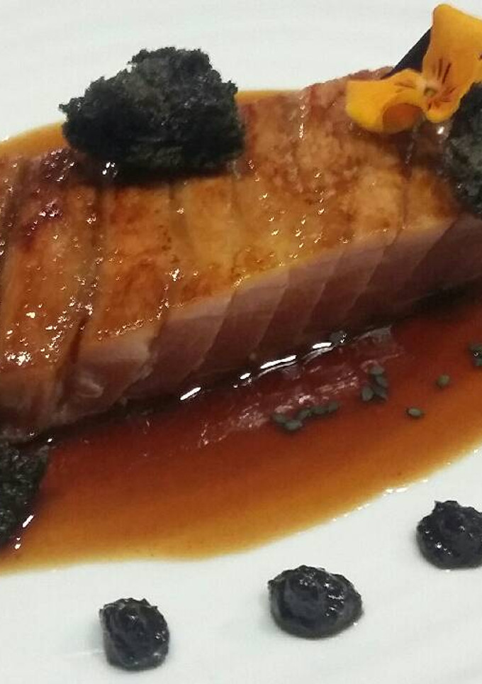 Una foto de Ventresca de atún al teriyaki y caramelo de aceitunas negras