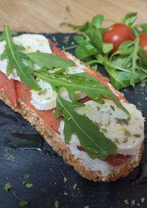Una foto de Tosta de salmón