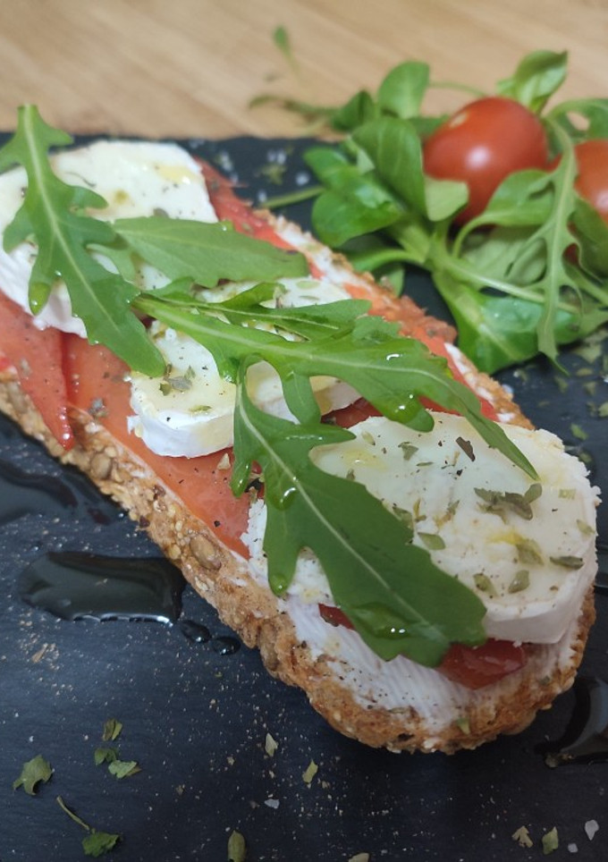 Una foto de Tosta de salmón