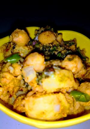 A picture of Chana aloo mix chat.