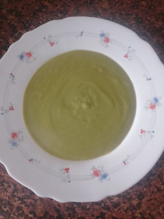 Una foto de Crema de Brócoli, Guisantes y Calabacín