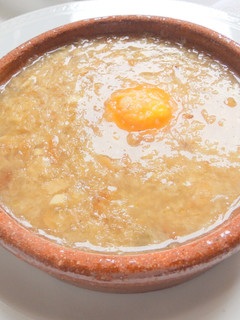 Una foto de Sopa de ajo y boletus
