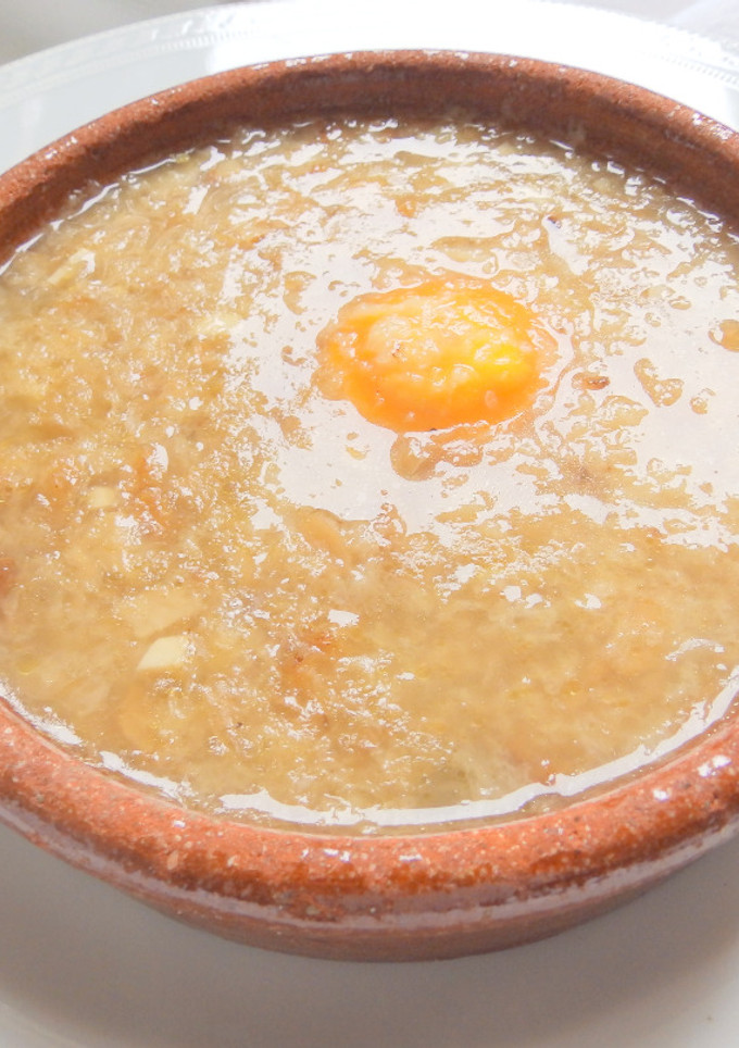 Una foto de Sopa de ajo y boletus