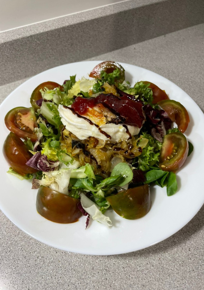 Una foto de Ensalada de queso de cabra y cebolla caramelizada