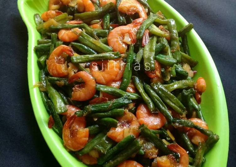Bahan Menyiapkan Tumis kacang panjang+udang manis gurih yang Enak