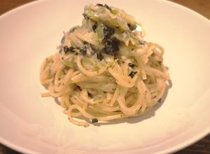 Foto di Pasta giapponese con porro, alghe nori e formaggio cremoso