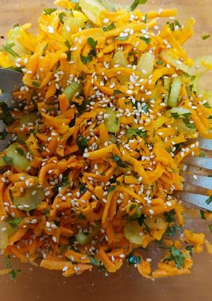 Una foto de Ensalada de zanahoria y apio