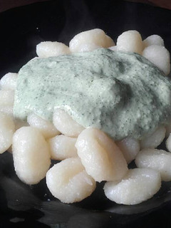 Una foto de Ñoquis al pesto