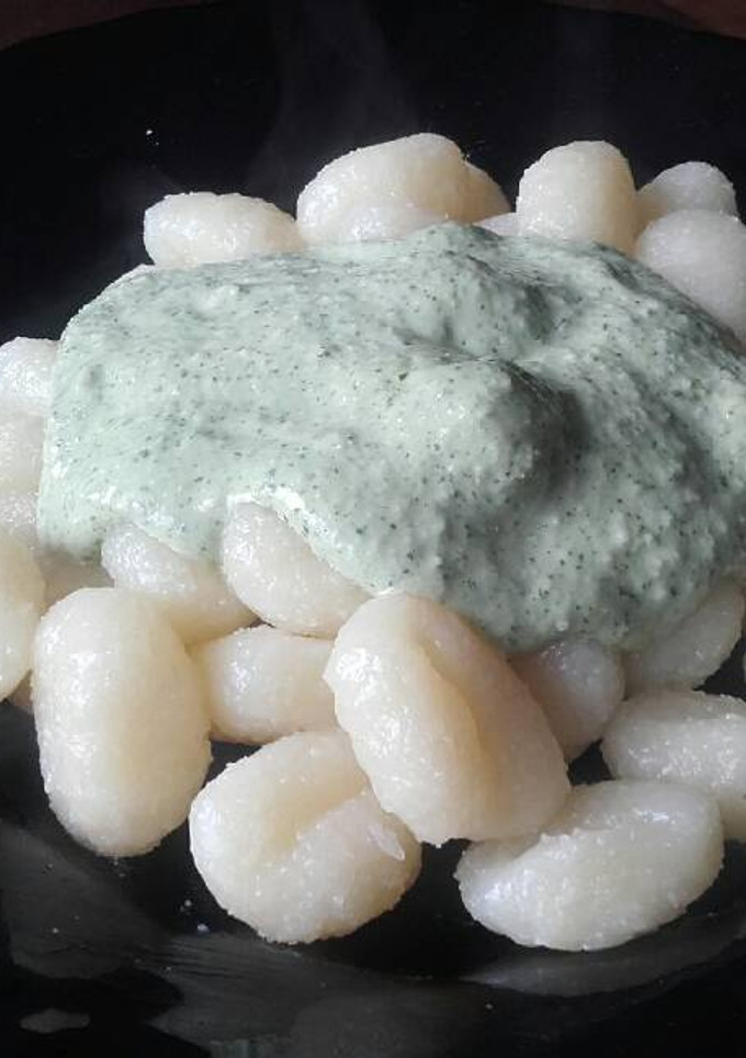 Una foto de Ñoquis al pesto