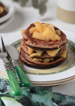 Foto di PANCAKES BANANA E FARINA DI CASTAGNE, CON MELE SPADELLATE ALLA CANNELLA