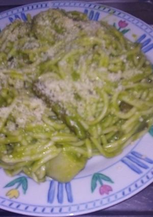 Una foto de Tallarines verdes con bisteck