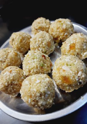 मखाने के लड्डू (Makhane ke laddu recipe in hindi) रेसिपी मुख्य फोटो