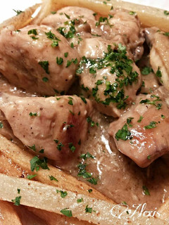 Una foto de Pollo en salsa de ajos con patatas fritas