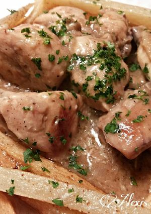 Foto principal de Pollo en salsa de ajos con patatas fritas