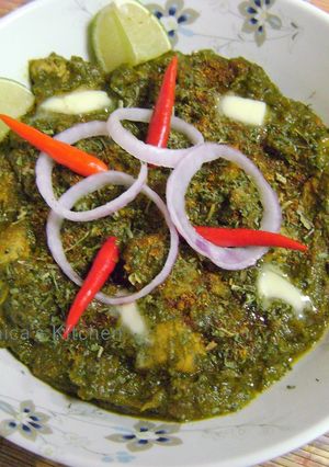 A picture of Palak Chicken.