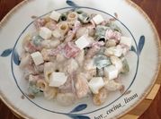 Una foto de ensalada de pasta con salchichas