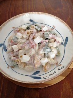 Una foto de Ensalada de pasta con salchichas