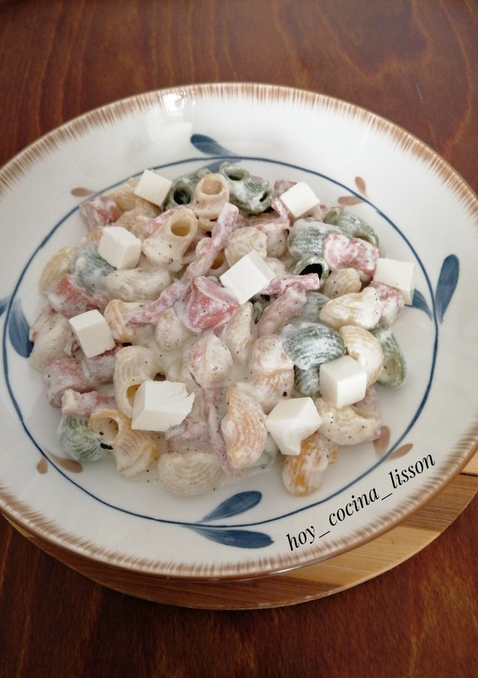 Una foto de Ensalada de pasta con salchichas