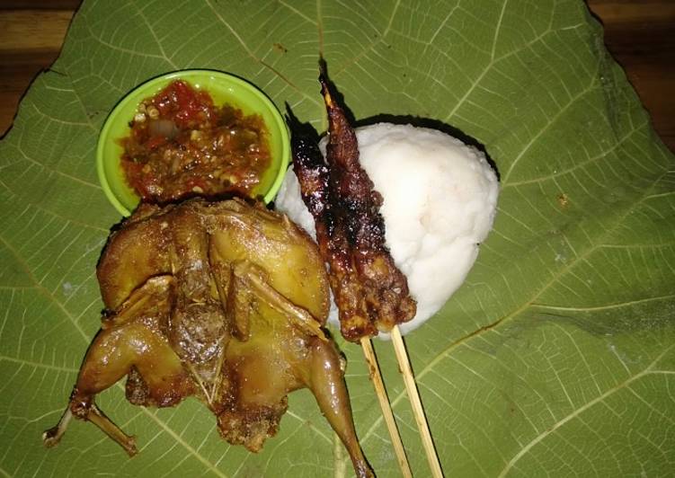 Nasi Jamblang with gebrek manuk and sate ayam