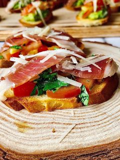 Hình của món Bruschetta Thịt Nguội Cà Chua & Phô Mai Parmesan.