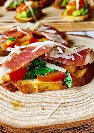 Hình của món Bruschetta Thịt Nguội Cà Chua & Phô Mai Parmesan.