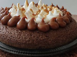 Una foto de Torta brownie con copos de dulce de leche y merengue!!