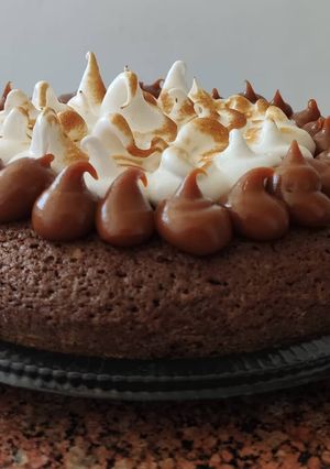 Una foto de Torta brownie con copos de dulce de leche y merengue!!