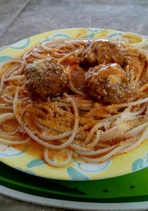 Una foto de Espaguetis con albóndigas