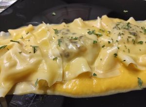 Foto principal de Raviolis de wonton rellenos de langostinos, chalota y puerro con crema de calabaza asada