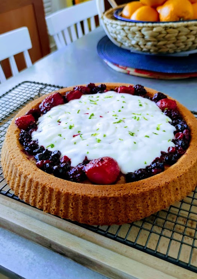 Una foto de Pastel de lima y yogurt