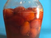 Una foto de tomates cherry en almibar